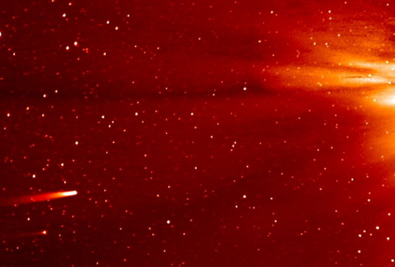 En esta imagen tomada de un video de una nave espacial de la NASA, el cometa ISON, a la izquierda, se aproxima al sol el 25 de noviembre de 2013. Los cient&iacute;ficos dijeron el jueves 28 de noviembre de 2013 que el cometa probablemente no sobrevivi&oac