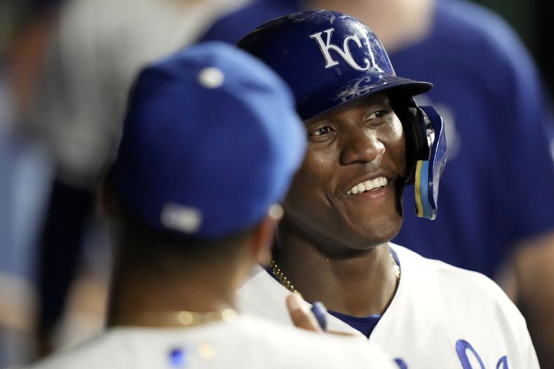 El cubano Dairon Blanco, de los Reales de Kansas City, festeja en la cueva luego de anotar ante los Tigres de Detroit, el martes 18 de julio de 2023 (AP Foto/Charlie Riedel)
