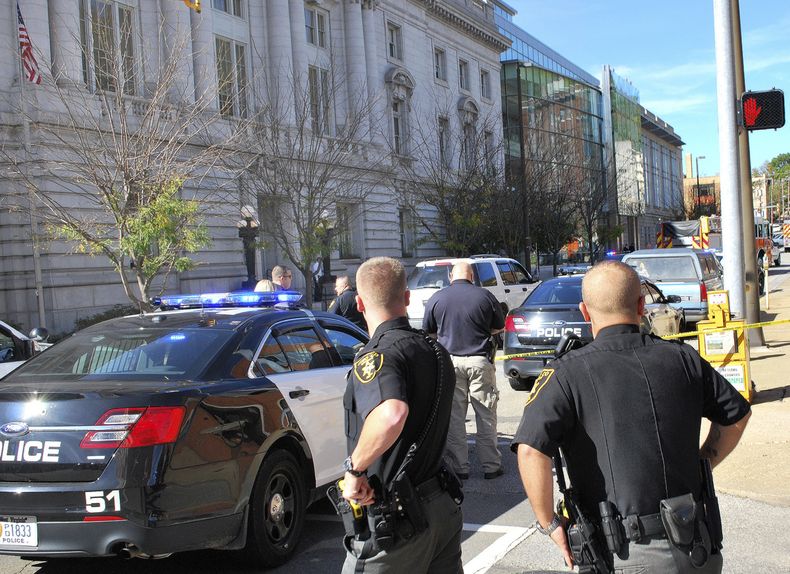 Polic&iacute;as locales aseguran una zona frente a un edificio federal en Wheeling, Virginia Occidental, el mi&eacute;rcoles 9 de octubre de 2013, tras un tiroteo afuera de un tribunal. Un hombre armado dispar&oacute; el mi&eacute;rcoles en esa corte fede
