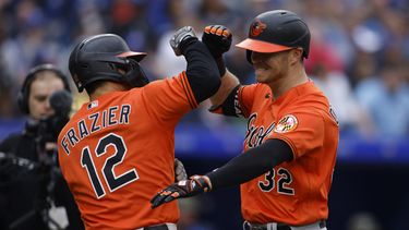 Ryan OHearn festeja su jonrón de tres carreras con Adam Frazier, de los Orioles de Baltimore, en un juego ante los Azulejos de Toronto, el sábado 20 de mayo de 2023 (Cole Burston/The Canadian Press via AP)