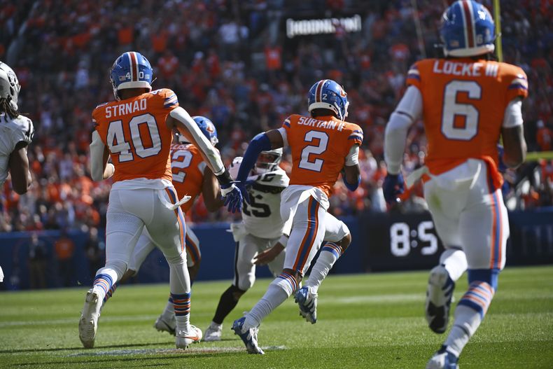 Pat Surtain II (2), cornerback de los Broncos de Denver, intercepta un pase y lo devuelve 100 yardas para touchdown durante la primera mitad del juego de la NFL en contra de los Raiders de Las Vegas, el domingo 6 de octubre de 2024, en Denver. (AP Foto/Geneva Heffernan)