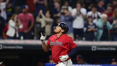 Josh Naylor, de los Guardianes de Cleveland, festeja tras conectar un jonrón de tres carreras ante los Angelinos de Los Ángeles, el sábado 13 de mayo de 2023 (AP Foto/David Dermer)