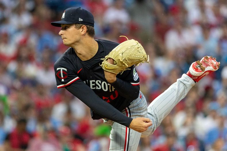 El lanzador abridor de los Mellizos de Minnesota, Mick Abel, lanza durante la primera entrada de un juego de béisbol contra los Filis de Filadelfia, el sábado 27 de septiembre de 2025, en Filadelfia. (AP Photo/Laurence Kesterson)