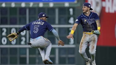 Los dominicanos Wander Franco y José Siri, de los Rays de Tampa Bay, celebran la victoria sobre los Astros de Houston, el viernes 28 de julio de 2023 (AP Foto/Kevin M. Cox)