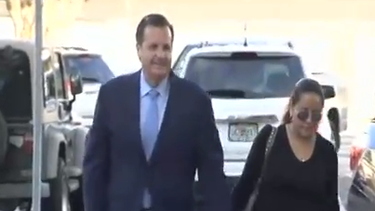 americateve | Un ex socio y amigo personal de Julio Robaina testificó hoy que le regalo al ex alcalde un Ferrari por un valor de 142 mil dólares.
