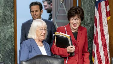 La senadora demócrata Patty Murray (i) y la senadora republicana Susan Collins (d) llegan para una reunión de la Comisión de Asignaciones Presupuestarias, en el Congreso en Washington, el 16 de mayo del 2023. (Foto AP /Andrew Harnik)