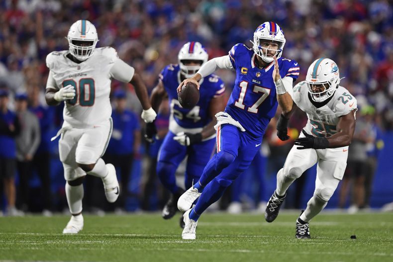 El quarterback de los Bills de Buffalo, Josh Allen (17), corre con el balón durante la segunda mitad de un juego de fútbol americano de la NFL contra los Dolphins de Miami, el jueves 18 de septiembre de 2025, en Orchard Park, N.Y.. (AP Photo/Adrian Kraus)