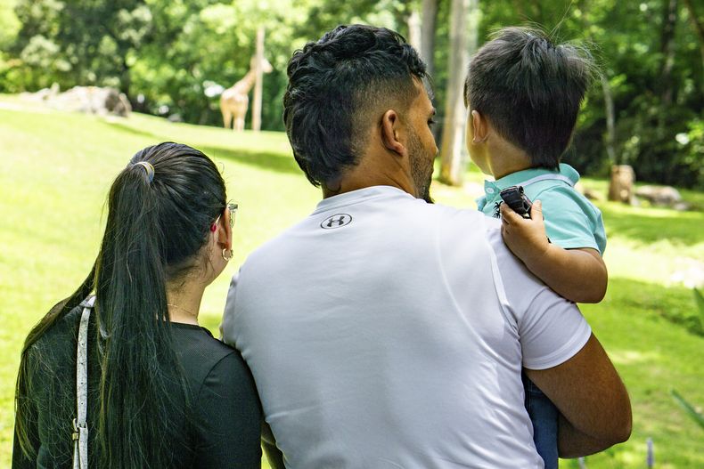 Dos beneficiarios del programa de permisos de permanencia temporal humanitaria, una madre y su hijo, originarios de Venezuela y patrocinados por Sandra McAnany, y su esposo y padre con el que se reunieron, disfrutan del zoológico de Carolina del Norte, el 1 de junio de 2024, en el condado de Randolph, Carolina del Norte,(Sandra McAnany vía AP)