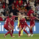 La danesa Amalie Vangsgaard celebra con sus compañeros tras anotar el gol de la victoria de su equipo ante China en el Grupo D del Mundial el sábado 22 de julio del 2023. (AP Foto/Gary Day)