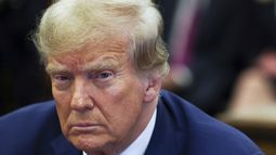 ARCHIVO - El expresidente Donald Trump asiste a los argumentos finales en el juicio civil por fraude de la Organización Trump en la Corte Suprema del estado de Nueva York, en Manhattan, el 11 de enero de 2024. (Shannon Stapleton/Pool Photo vía AP, archivo)