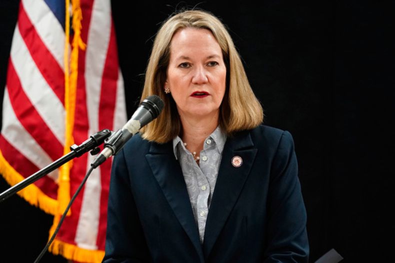 ARCHIVO - La fiscal general de Arizona, Kris Mayes, habla en la prisión estatal de Arizona, el 19 de marzo de 2025, en Florence, Arizona. (Foto AP/Darryl Webb, archivo)