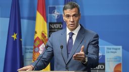 El presidente del gobierno de España, Pedro Sanchez, habla en una conferencia deprensa tras la sesión plenaria en la cumbre de la OTAN en La Haya, Holanda, el miércoles 25 de junio de 2025. (AP Foto/Markus Schreiber)