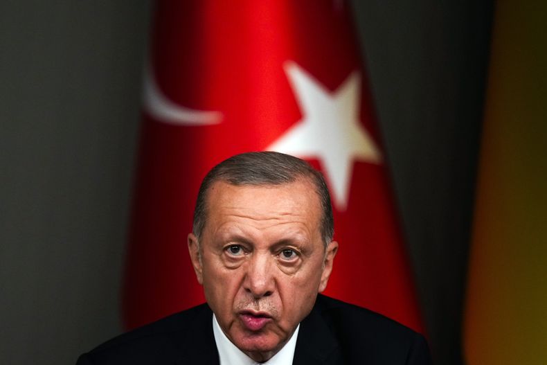 ARCHIVO - El presidente de Turquía, Recep Tayyip Erdogan, habla con los periodistas durante una conferencia de prensa conjunta con el presidente de Ucrania, Volodymyr Zelenskyy, tras su reunión en Estambul, Turquía, el sábado 8 de julio de 2023. (AP Foto/Francisco Seco, Archivo)
