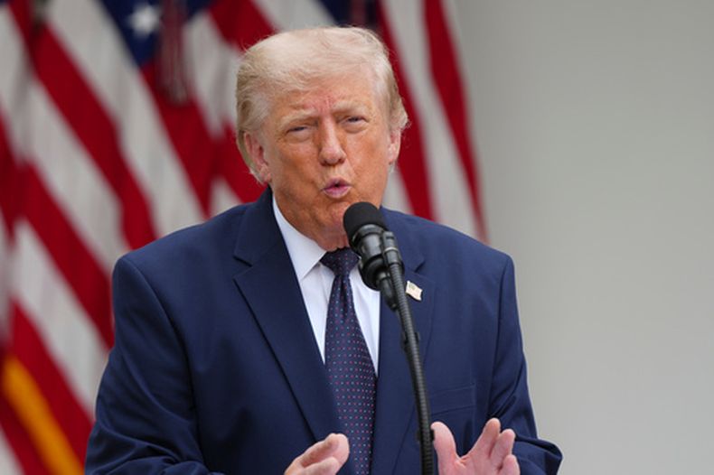 El presidente de Estados Unidos Donald Trump durante un almuerzo en La Rosaleda de la Casa Blanca, el lunes 6 de julio de 2026, en Washington. (AP Foto/Julia Demaree Nikhinson)