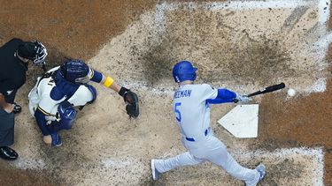 Urías, Dodgers blanquean 4-0 a Cerveceros