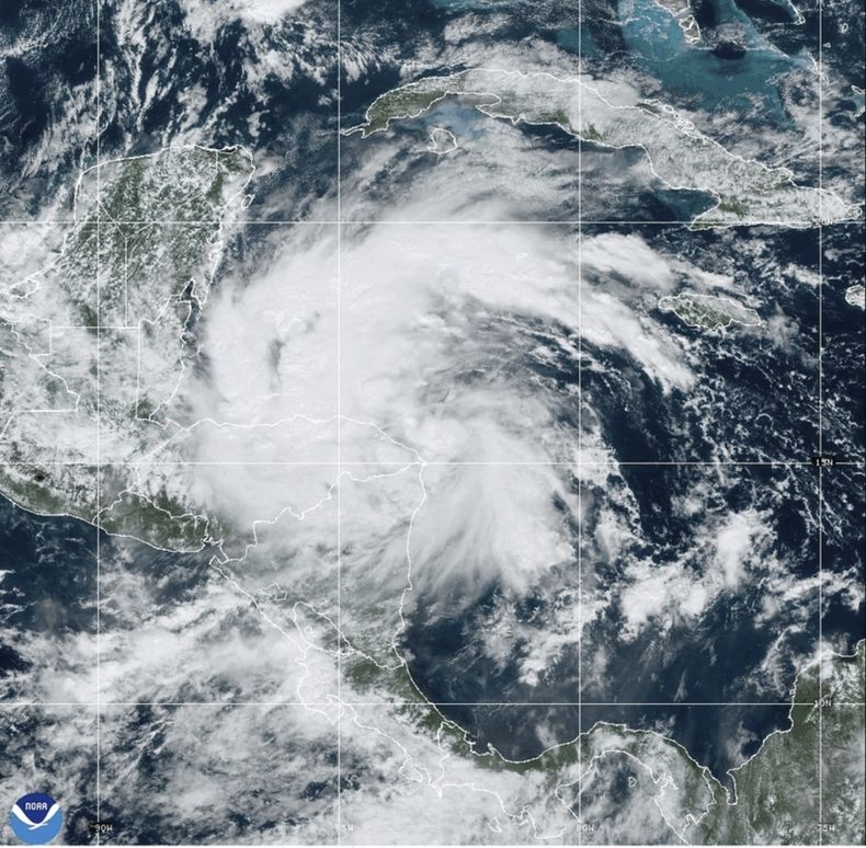 Foto satelital de la tormenta Sara sobre Centroamérica y el Caribe. Foto de GOES-East GeoGolor tomada el 14 de noviembre del 2024 a las 1:03 p.m. EST y entregada por la Oficina Nacional de Administración Oceánica y Atmosférica de Estados Unidos. (CIRA/NOAA via AP)