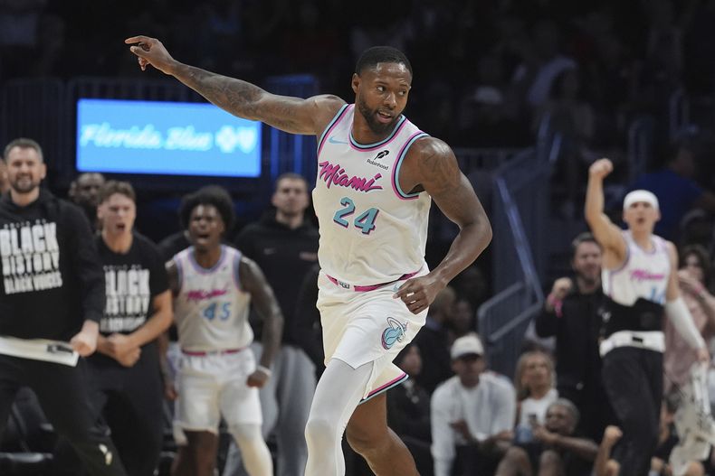 Haywood Highsmith, alero del Heat de Miami, festeja un triple en el encuentro del viernes 28 de febrero de 2025, ante los Pacers de Indiana (AP Foto/Marta Lavandier)