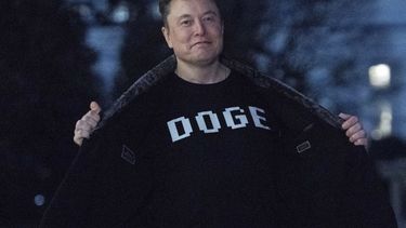 ARCHIVO - Elon Musk muestra su camiseta que dice DOGE a los medios mientras camina por el jardín sur de la Casa Blanca, en Washington, el 9 de marzo de 2025. (AP Foto/José Luis Magaña, Archivo)