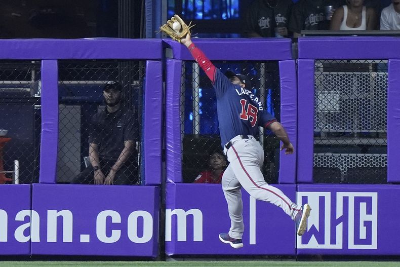 Ramón Laureano de los Bravos de Atlanta atrapa el elevado de Jake Burger de los Marlins de Miami, el domingo 22 de septiembre de 2024, en Miami. (AP Foto/Wilfredo Lee)