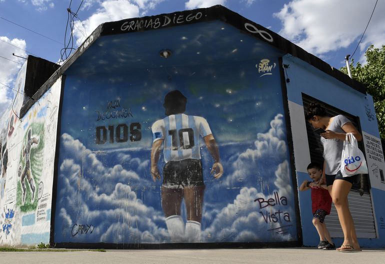 A un año de su muerte, Maradona no descansa en paz
