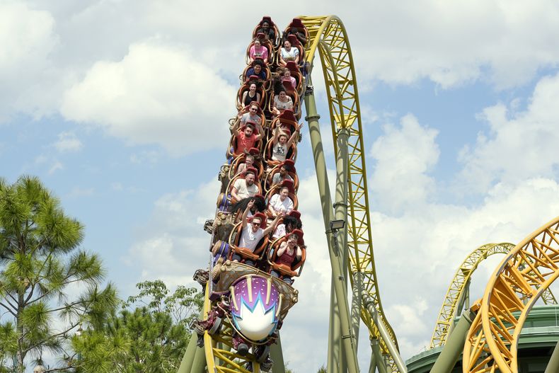 ARCHIVO - Los visitantes viajan en la montaña rusa Stardust Racers en el parque temático Epic Universe en Universal Resort Orlando, el 10 de abril de 2025, en Orlando, Florida. (Foto AP/John Raoux, archivo)