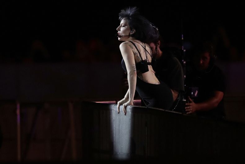 Lady Gaga participa en un ensayo un día antes de su concierto gratuito, en la playa de Copacabana, en Río de Janeiro, el viernes 2 de mayo de 2025. (Foto AP/Bruna Prado)