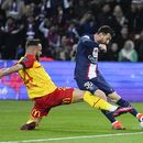Lionel Messi marca el tercer tanto del París Saint-Germain ante Lens, en un encuentro de la liga francesa, el sábado 15 de abril de 2023 (AP Foto/Michel Euler)