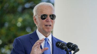 Biden da negativo en COVID pero sigue en aislamiento