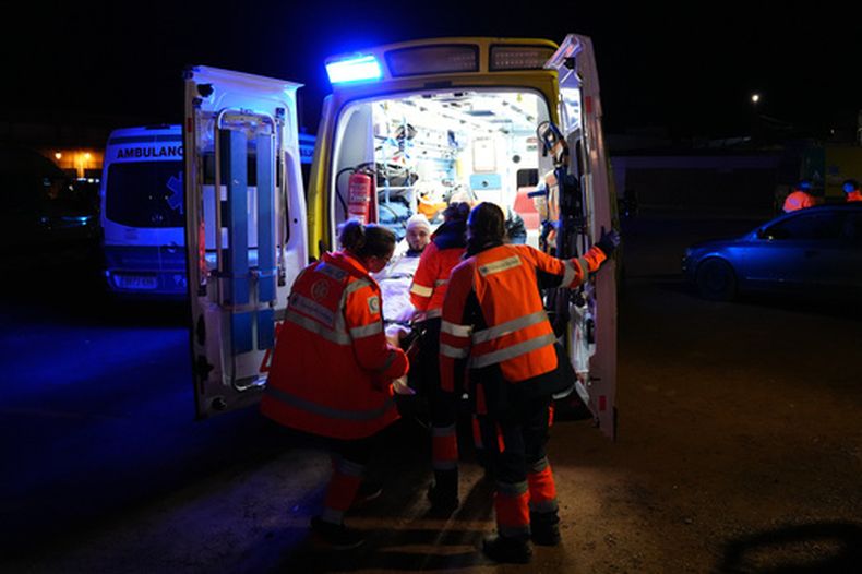Una persona herida es trasladada en ambulancia en Adamuz, cerca de Córdoba, en el sur de España, el lunes 19 de enero de 2026, tras un choque de trenes de alta velocidad. (Francisco J. Olmo/Europa Press via AP)