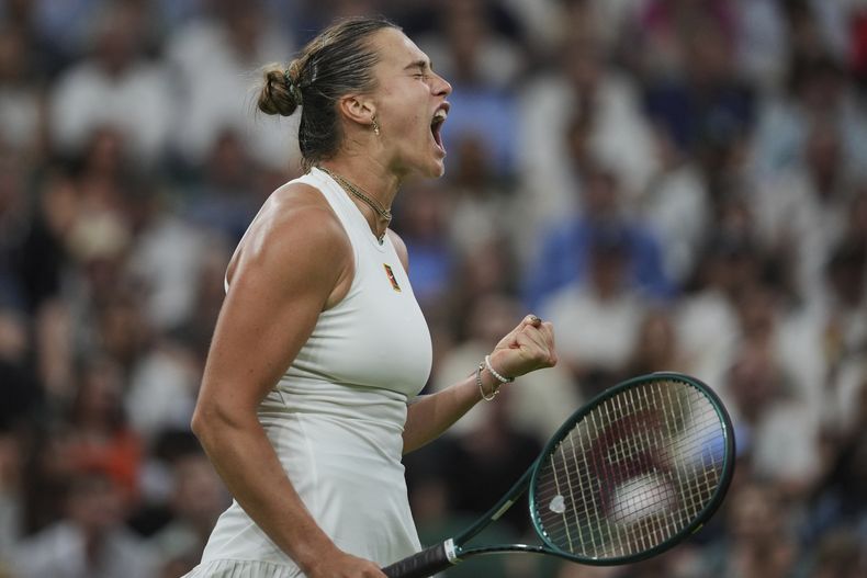 Aryna Sabalenka, de Bielorrusia, reacciona después de ganar un punto frente a la británica Emma Raducanu durante el partido de tenis de la tercera ronda del Campeonato de Tenis de Wimbledon, en Londres, el viernes 4 de julio de 2025, (AP Foto/Kin Cheung)