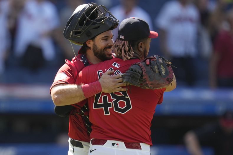 El receptor de los Guardianes de Cleveland, Austin Hedges, a la izquierda, abraza al lanzador relevista Emmanuel Clase (48) después de que los Guardianes derrotaron a los Reales de Kansas City el miércoles 28 de agosto de 2024, en Cleveland. (AP Foto/Sue Ogrocki)