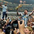 ARCHIVO - Lionel Messi alza el trofeo de la Copa del Mundo tras vencer a Francia en la final, el 18 de diciembre de 2022, en Lusail, Qatar. (AP Foto/Martin Meissner)