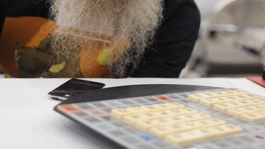 ARCHIVO - El favorito del torneo y pentacampeón del mundo de Scrabble en inglés Nigel Richards mira al otro lado del tablero antes de su ronda final el miércoles 13 de agosto de 2014 en el Campeonato Nacional de Scrabble en Buffalo, Nueva York. (AP Foto/Gary Wiepert, Archivo)
