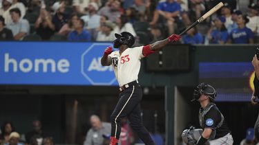 Adolis Garcia (53), de los Rangers de Texas, y el receptor de los Marlins de Miami, Nick Fortes, observan el jonrón solitario de García durante la tercera entrada del juego del béisbol en Arlington, Texas, el viernes 4 de agosto de 2023. (AP Foto/LM Otero)