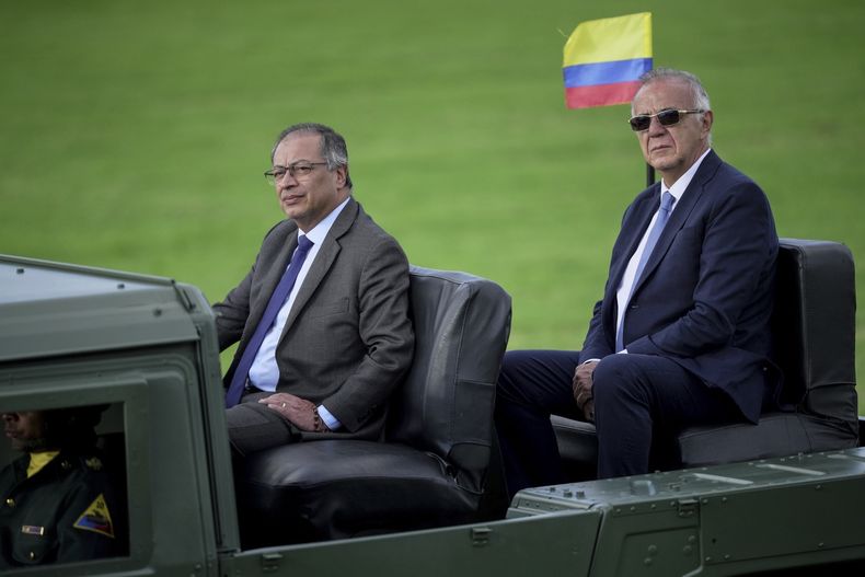 ARCHIVO - El presidente colombiano Gustavo Petro, a la izquierda, y el ministro de Defensa, Iván Velásquez, viajan en un vehículo militar durante una ceremonia de juramentación del nuevo comandante del Ejército en Bogotá, Colombia, el 31 de mayo de 2024. (Foto AP/Iván Valencia, Archivo)