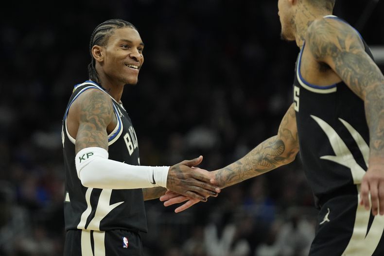 Kevin Porter Jr., de los Bucks de Milwaukee, festeja con Kyle Kuzma durante el encuentro del jueves 10 de abril de 2025, ante los Pelicans de Nueva Orleáns (AP Foto/Aaron Gash)