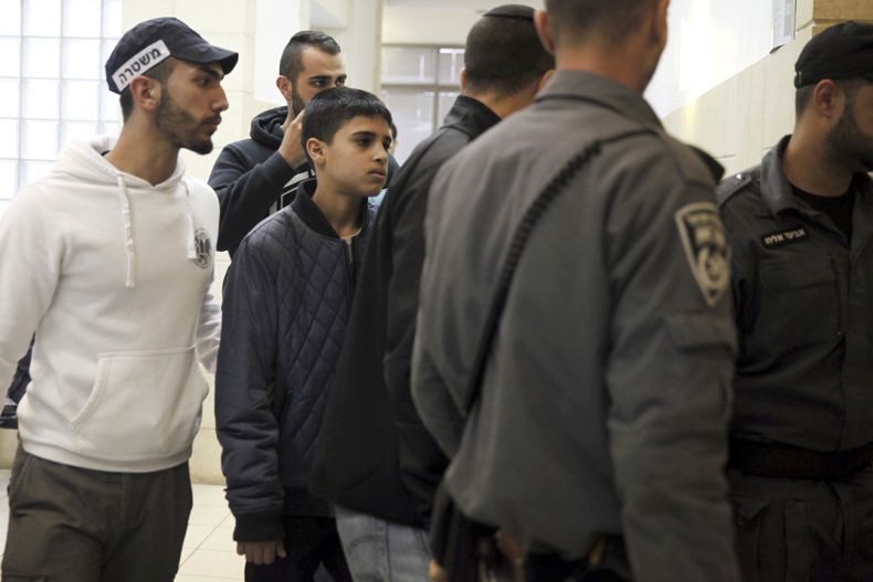 Ahmed Manasra, un palestino de 13 años de edad, en el tribunal en Jerusalén el 10 de noviembre del 2015. (AP foto/Mahmoud Illean)
