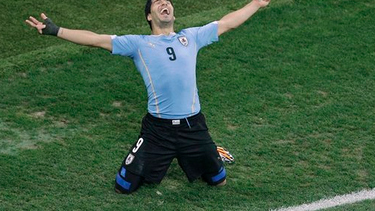 americateve | Luis Suárez marcó dos veces la ventaja para el equipo charrúa que vence 2-1 a la selección inglesa y se ilusiona con la clasificación a los octavos de final de la Copa del Mundo de Brasil 2014