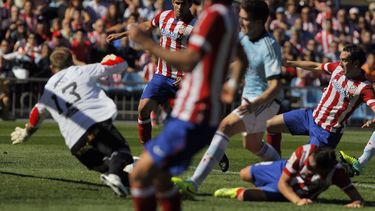 americateve | El delantero de Atl&eacute;tico de Madrid Diego Costa, segundo de la izquierda, anota un gol en medio de un amontonamiento contra Celta de Vigo en encuentro de la Liga Espa&ntilde;ola en Madrid el 6 de octubre del 2013 (AP Foto/Andres Kudacki)
