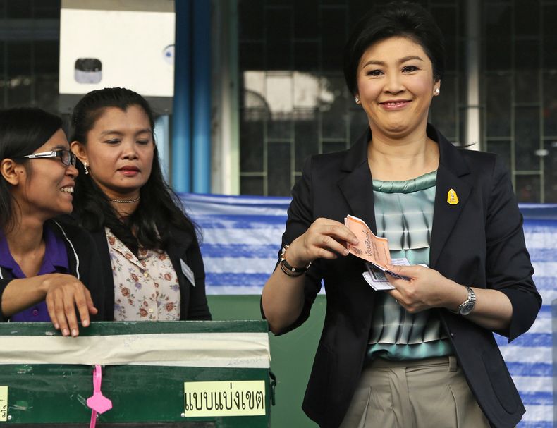 Foto del 2 de febrero del 2014 de la primera ministra tailandesa y l&iacute;der del Partido Pheu Thai Yingluck Shinawatra, derecha, antes de votar en las elecciones generales en Bangkok. (Foto AP/Wally Santana)