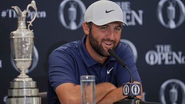 ARCHIVO - Scottie Scheffler, de los Estados Unidos, habla en una conferencia de prensa tras ganar el campeonato de golf del Abierto Británico (British Open) en el Royal Portrush Golf Club, Irlanda del Norte, el 20 de julio de 2025. (Foto AP/Jon Super, Archivo)