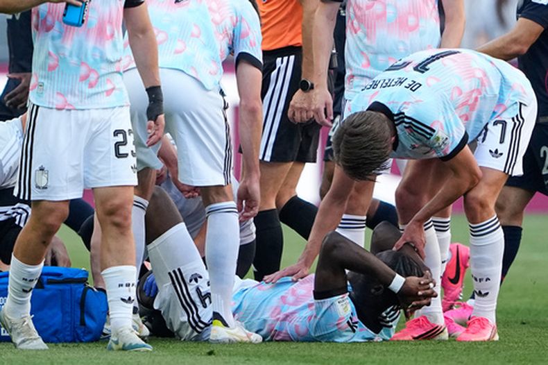 Amadou Onana, de Bélgica, se lamenta, tendido en el césped, tras romperse un ligamento de la rodilla en el encuentro ante Estados Unidos, el lunes 6 de julio de 2026, en un partido mundialista en Seattle (AP Foto/Lindsey Wasson)
