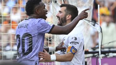 ARCHIVO - Vinicius Junior, izquierda, del Real Madrid, discute con los aficionados del Valencia luego de que éstos lo insultaran por su color de piel durante un partido entre ambos equipos el domingo 21 de mayo de 2023, en Valencia, España. José Luis Gaya del Valencia intenta contener al futbolista brasileño. (AP Foto/Alberto Saiz, archivo)
