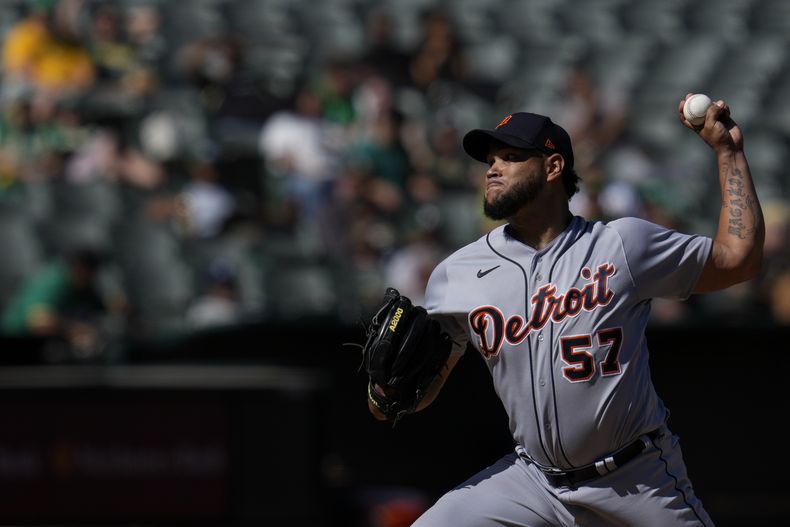 El venezolano de los Tigres de Detroit, Eduardo Rodríguez lanza ante los Atléticos de Oakland durante la 6ta entrada del juego en Oakland, California. Domingo 24 de septiembre de 2023. (AP Foto/Godofredo A. Vásquez)