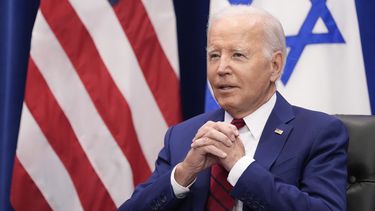 ARCHIVO - El presidente Joe Biden escucha al primer ministro israelí Benjamin Netanyahu en Nueva York, 20 de setiembre de 2023. (AP Foto/Susan Walsh, File)