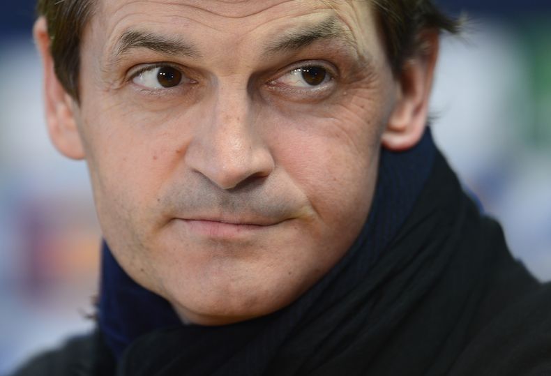 El t&eacute;cnico del Barcelona, Tito Vilanova, participa en una rueda de prensa el 30 de abril de 2013 en San Joan Despi, Espa&ntilde;a. Vilanova muri&oacute; el 25 de abril de 2014 luego de una larga batalla contra el c&aacute;ncer. (AP Photo/Manu Ferna