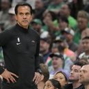 Erik Spoelstra, entrenador del Heat de Miami, observa desde la línea de banda durante el primer partido de la final de la Conferencia Este ante los Celtics de Boston, el miércoles 17 de mayo de 2023 (AP Foto/Charles Krupa)