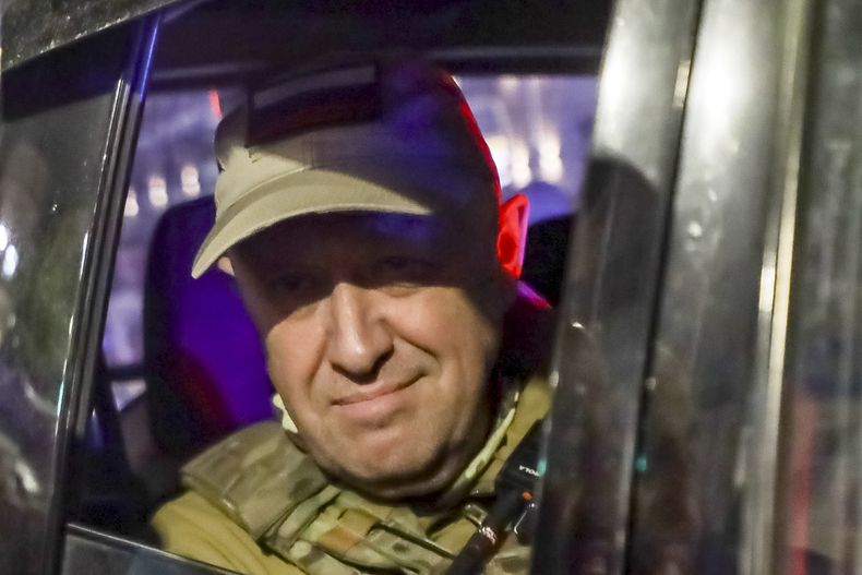 Yevgeny Prigozhin, jefe del grupo mercenario ruso Wagner, a bordo de un vehículo militar en Rostov del Don, en el sur de Rusia, el 24 de junio de 2023. (AP Foto, Archivo)