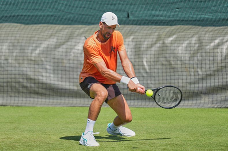 El serbio Novak Djokovic regresa una bola durante una sesión de práctica antes del inicio del torneo de Wimbledon el miércoles 24 de junio del 2026. (AP Foto/Kin Cheung)