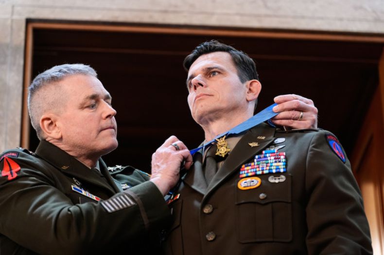 El suboficial del Ejéricto de Estados Unidos Eric Slover recibe una Medalla de Honor durante el discurso del Estado de la Unión del presidente, Donald Trump, ante una sesión conjunta del Congreso, en la Cámara de Representantes, en el Capitolio de Estados Unidos, Washington, el 24 de febrero de 2026. (AP Foto/Alex Brandon)